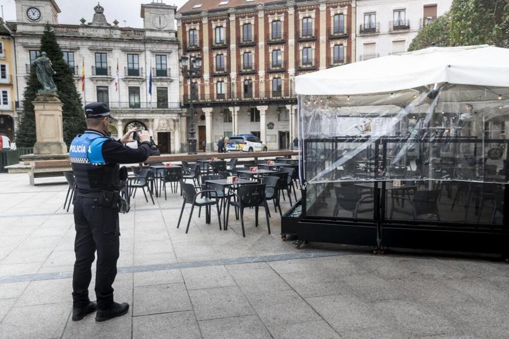 También toman fotografías de la situación del mobiliario