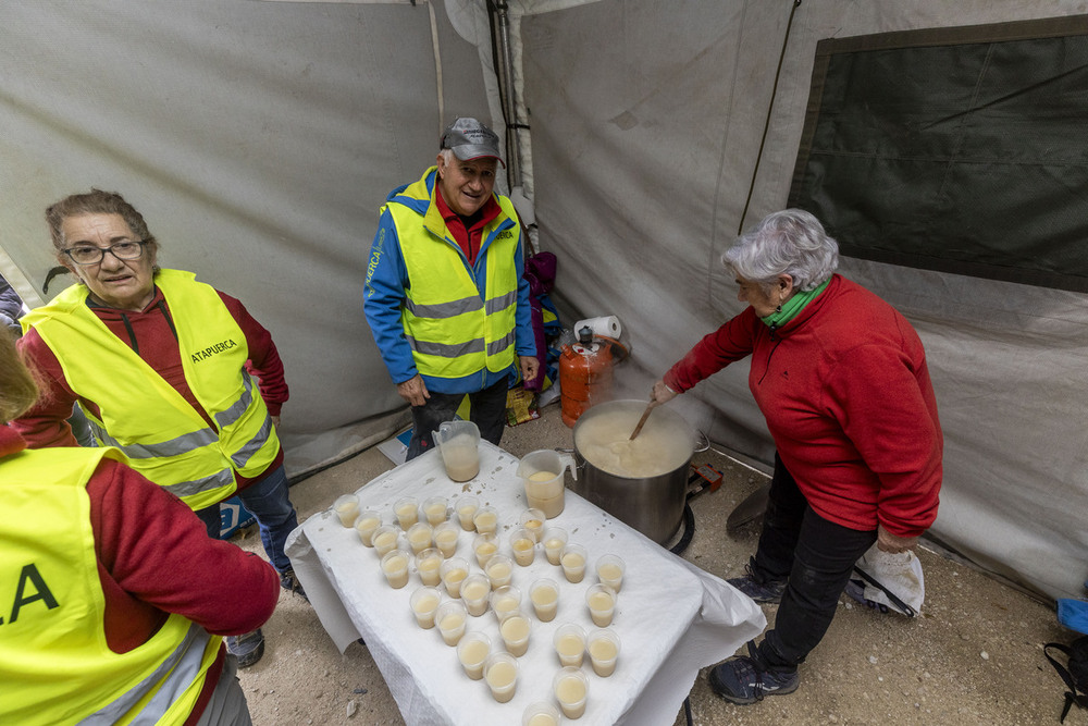 Los voluntarios de la Asociación de Amigos de Atapuerca elaboraron caldo para reponer las fuerzas de los caminantes