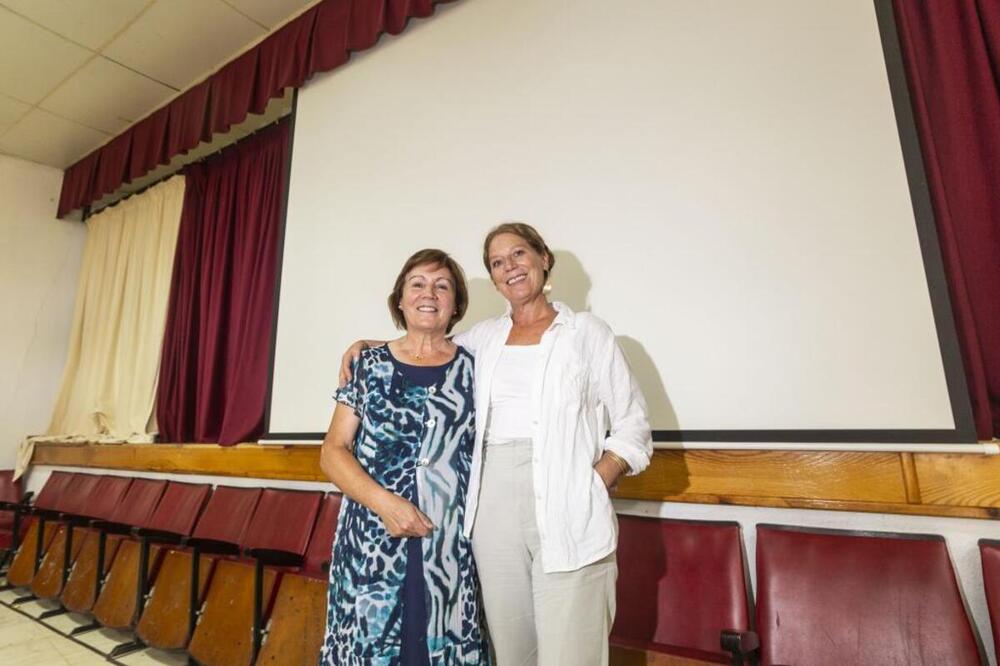 La presidenta de la Asociación Cultural Collalba, Raquel Casado, y la directora de cine Carlota Nelson.