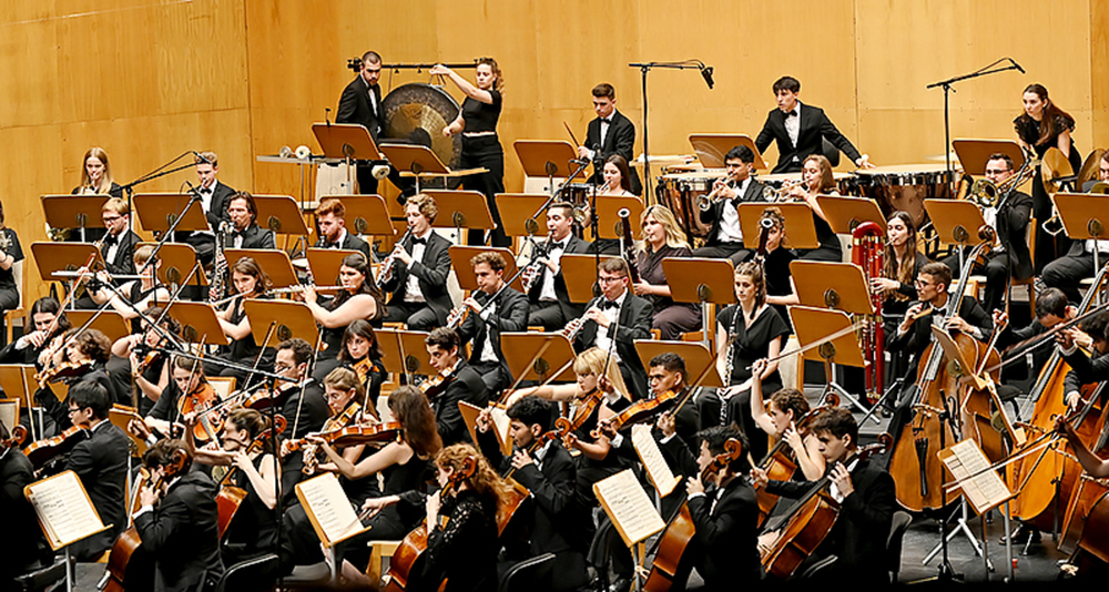 La orquesta la integran jóvenes promesas de la música que se reúnen en Santander.