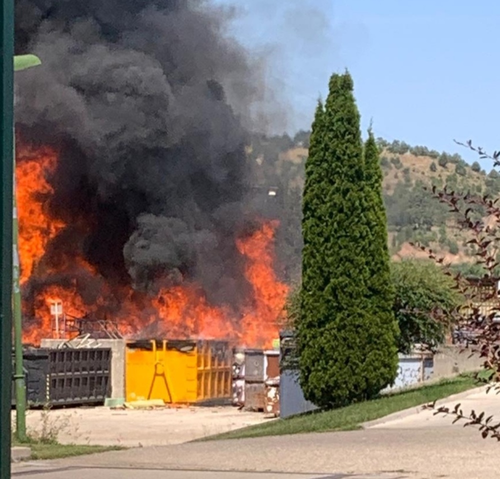 Alarma por un incendio en el Punto Limpio del G-3