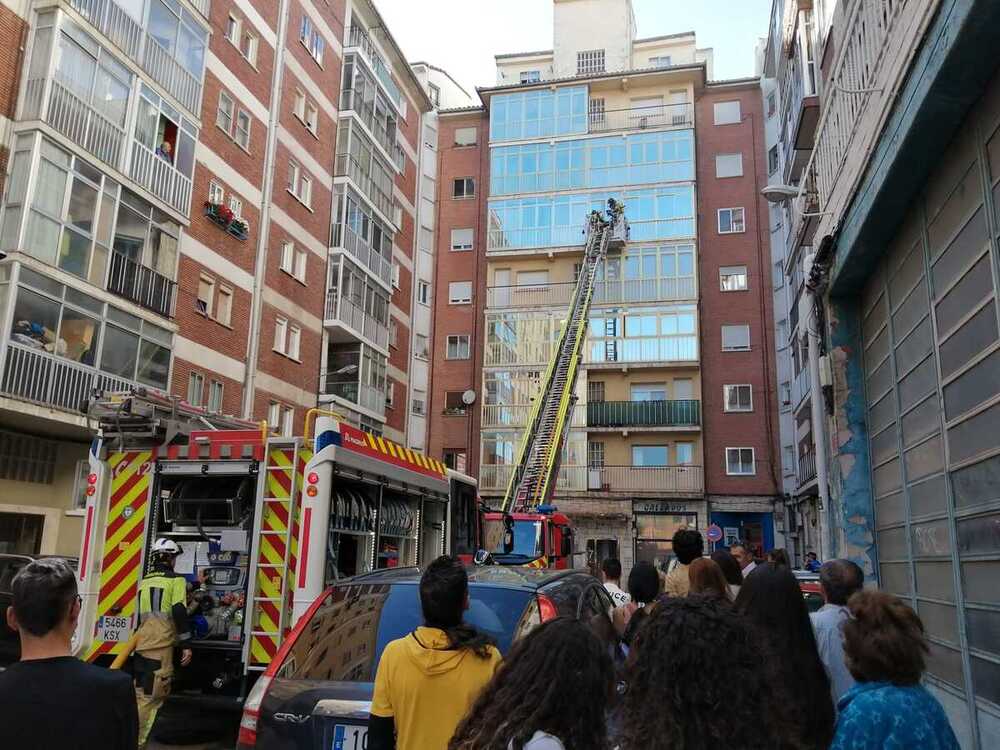 Los bomberos sofocan un incendio en la calle San Nicolás