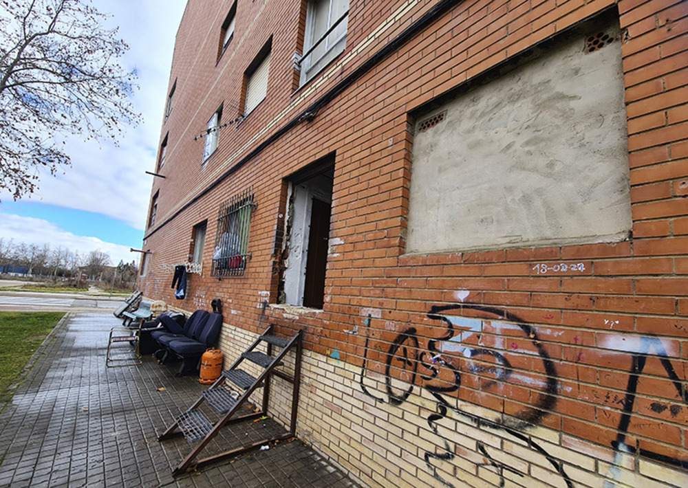 En los dos laterales del edificio hay dos aberturas que hicieron los vecinos.