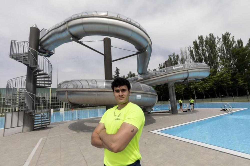 Adrián de la Fuente, socorrista de las piscinas de El Plantío. 