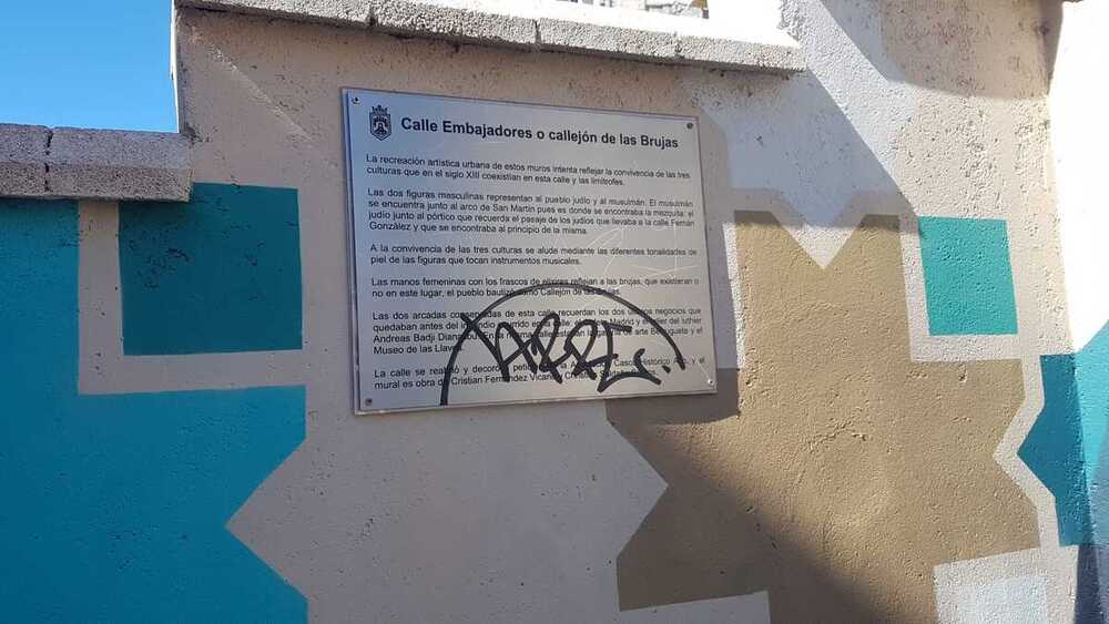 Los vándalos se ceban con el mural del Callejón de las Brujas