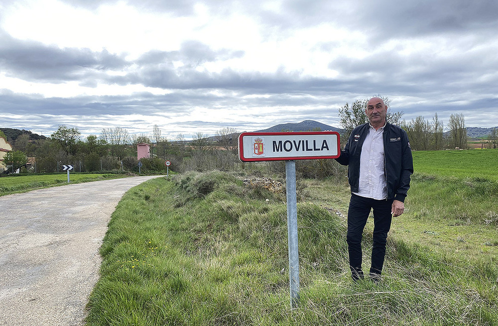 Martín Díez, el alcalde de Llano de Bureba, se ha propuesto eliminar las ruinas para ofrecer solares en los que construir nuevas viviendas.