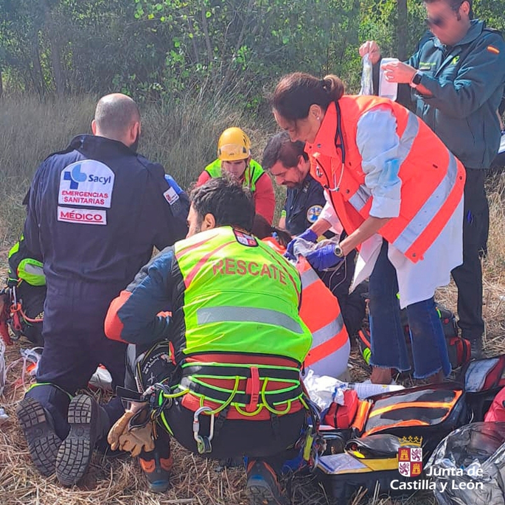 El varón herido grave en el accidente aéreo ha sido atendido in situ y trasladado en helicóptero al HUBU.  / @112CYL