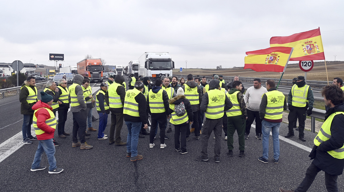 Corte de la A-62 a su paso por Burgos (BU-30) por las protestas de los agricultores.  / RICARDO ORDÓÑEZ (ICAL)