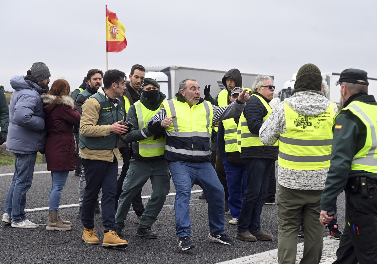 Corte de la A-62 a su paso por Burgos (BU-30) por las protestas de los agricultores.  / RICARDO ORDÓÑEZ (ICAL)