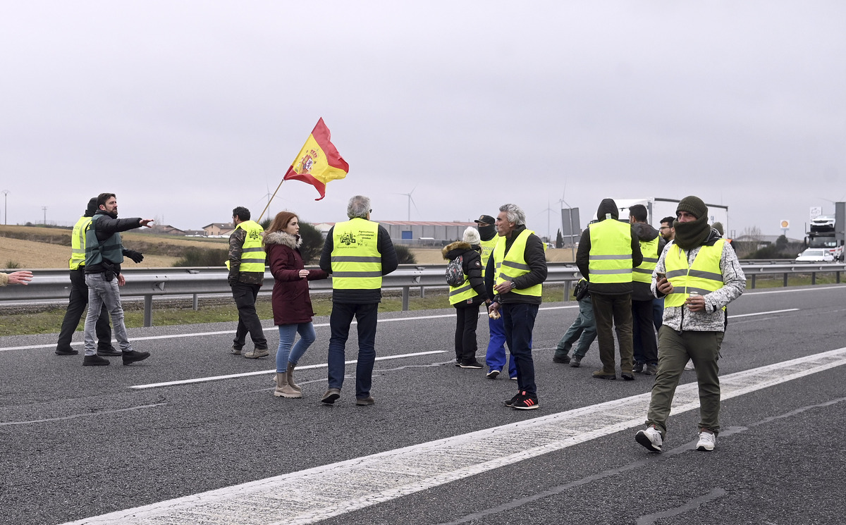 Corte de la A-62 a su paso por Burgos (BU-30) por las protestas de los agricultores.  / RICARDO ORDÓÑEZ (ICAL)