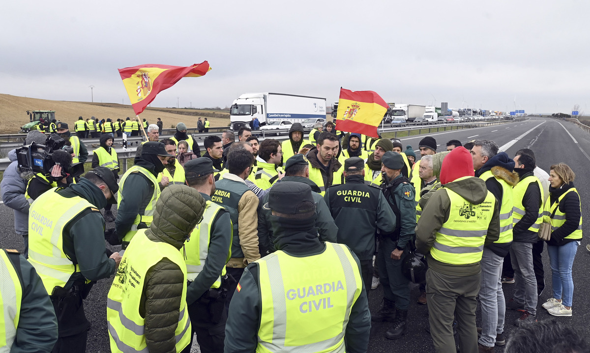 Corte de la A-62 a su paso por Burgos (BU-30) por las protestas de los agricultores.  / RICARDO ORDÓÑEZ (ICAL)