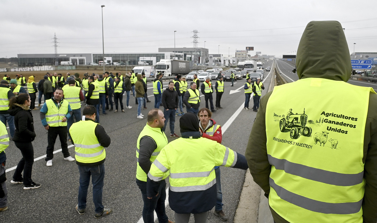 Corte de la A-1 a su paso por Burgos por las protestas de los agricultores.  / RICARDO ORDÓÑEZ (ICAL)