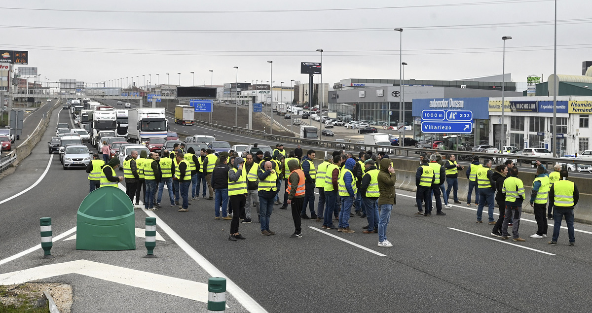 Corte de la A-1 a su paso por Burgos por las protestas de los agricultores.  / RICARDO ORDÓÑEZ (ICAL)