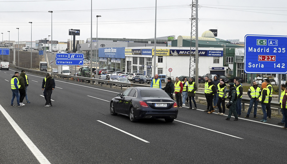 Corte de la A-1 a su paso por Burgos por las protestas de los agricultores.  / RICARDO ORDÓÑEZ (ICAL)