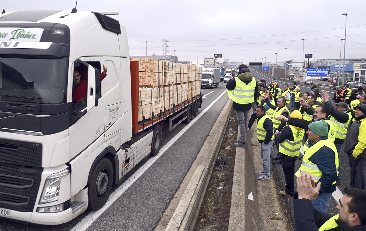 Corte de la A-1 a su paso por Burgos por las protestas de los agricultores.  / RICARDO ORDÓÑEZ (ICAL)