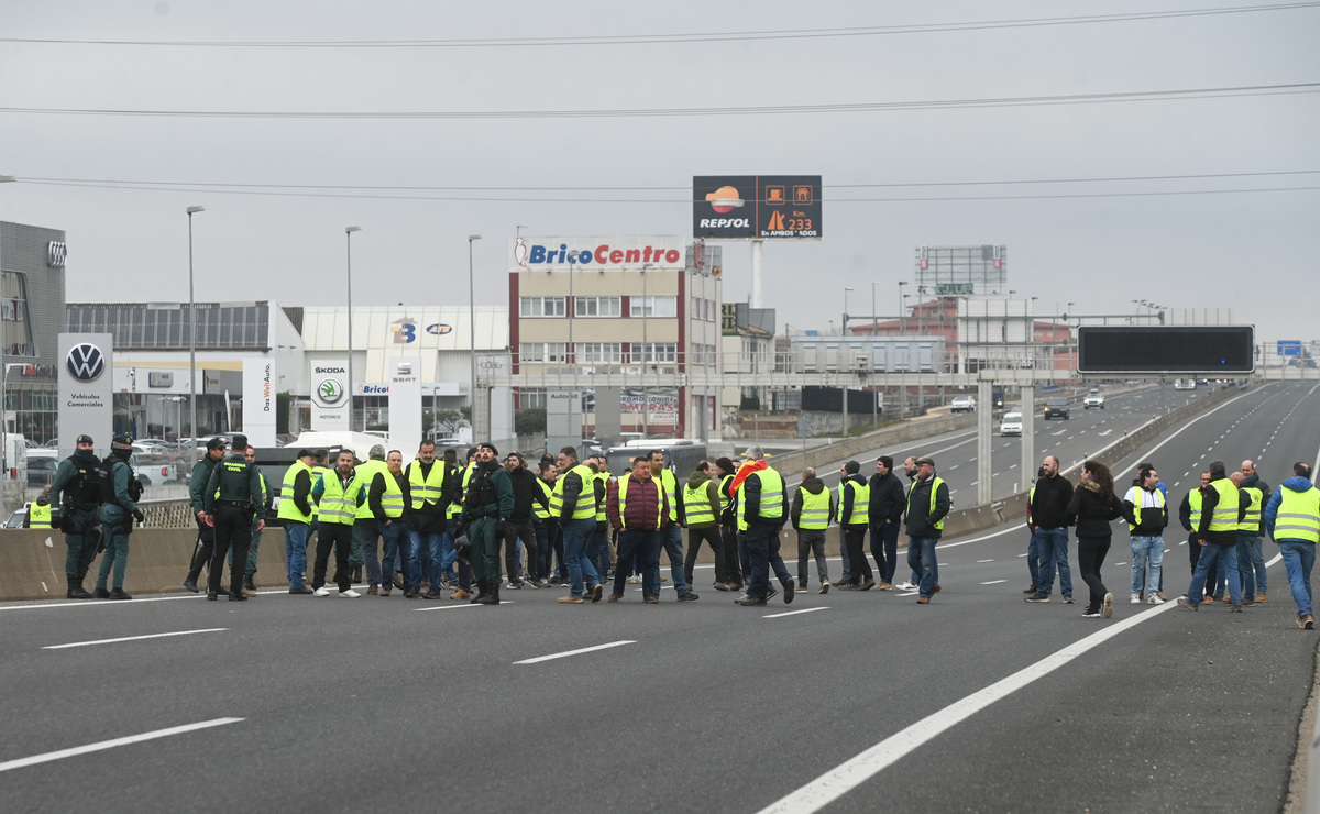 Corte de la A-1 a su paso por Burgos por las protestas de los agricultores.  / RICARDO ORDÓÑEZ (ICAL)