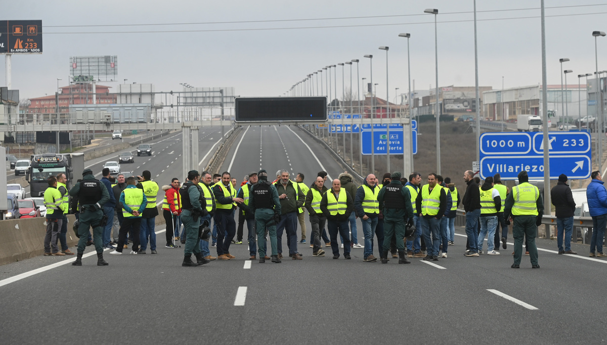 Corte de la A-1 a su paso por Burgos por las protestas de los agricultores.  / RICARDO ORDÓÑEZ (ICAL)