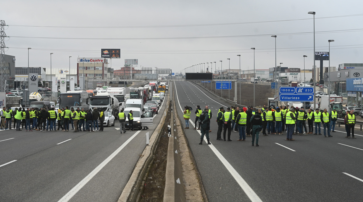 Corte de la A-1 a su paso por Burgos por las protestas de los agricultores.  / RICARDO ORDÓÑEZ (ICAL)