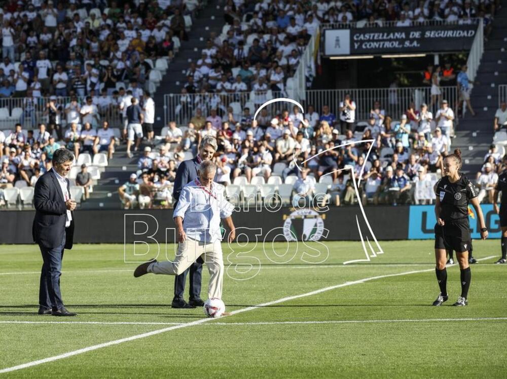 Víctor Caballero realizó el saque de honor.