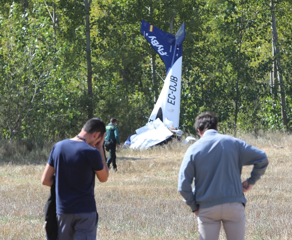 La avioneta se ha estrellado en una tierra de labor de la localidad palentina de Abia de las Torres, junto al río Valdavia.  / BRÁGIMO