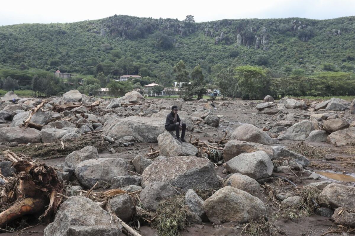 Rescue efforts continue after flash floods in Kenya