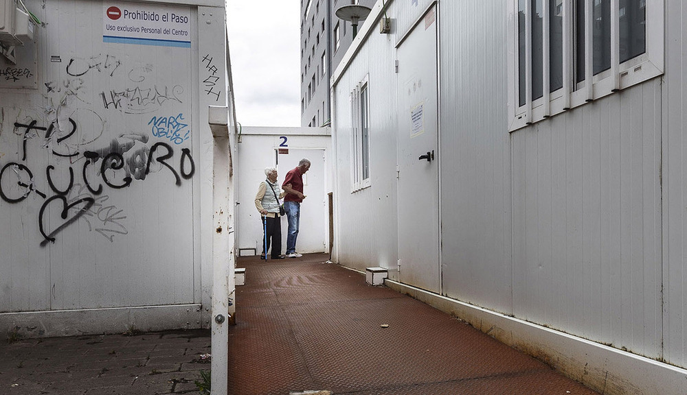 Los módulos, ubicados en el jardín trasero, obligan a los pacientes a salir a calle para ser atendidos y a los médicos para llamar a los que están esperando. 