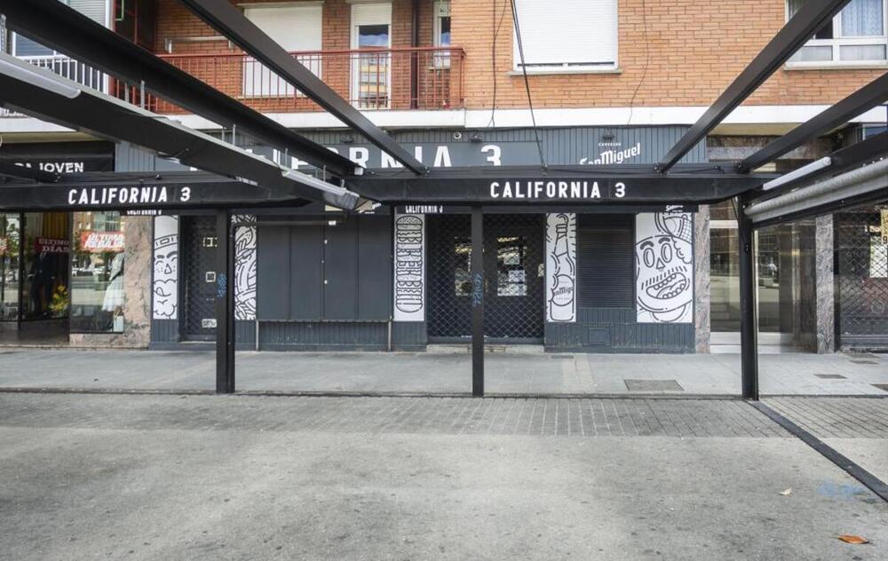 Las terrazas lucen sin mesas ni sillas en algunos establecimientos de Gamonal. 