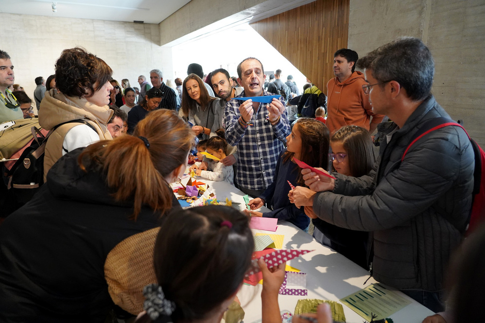 Las Cortes se acercan al ciudadano de la mano de la artesanía