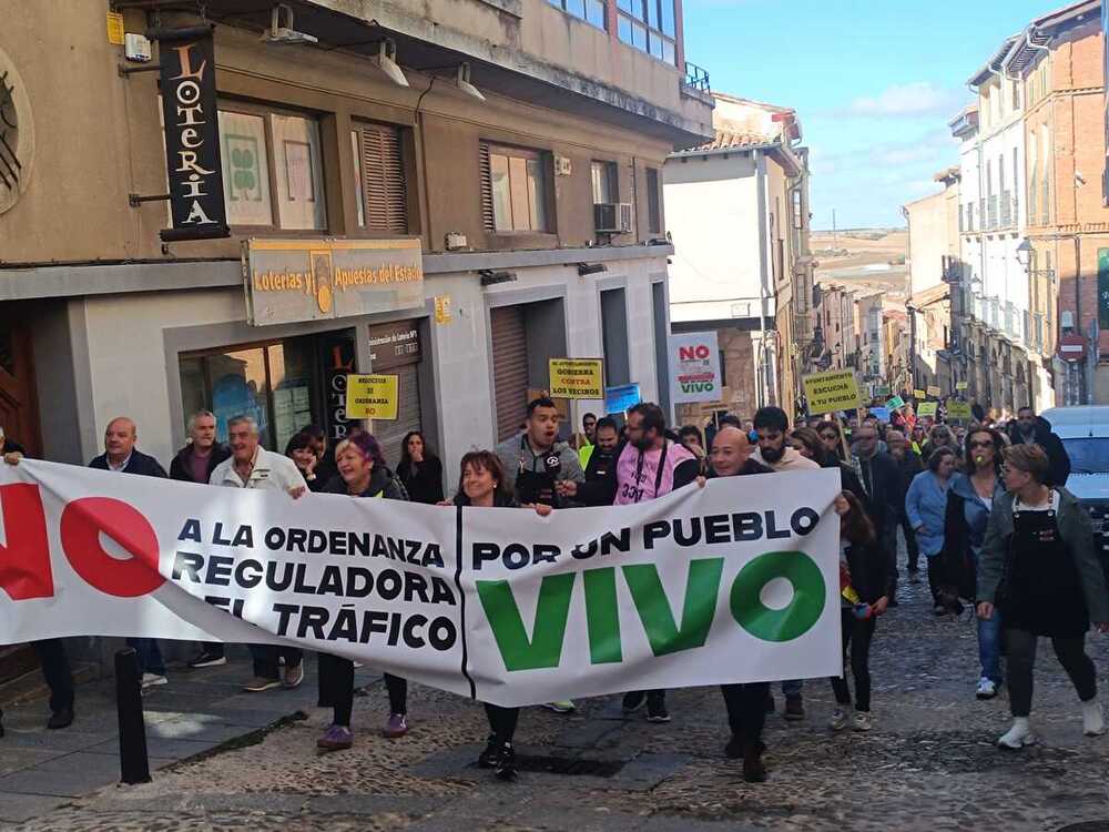 Los manifestantes han recorrido hoy el casco histórico de la localidad con pancartas y silbatos.