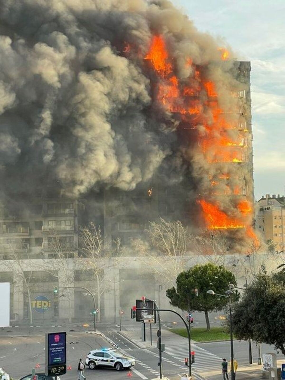 Incendio en un edificio del barrio de Campanar, en València  / 112 (TWITTER)