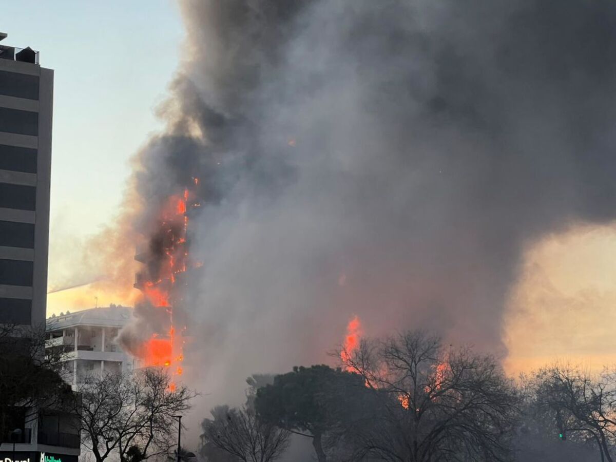 Imagen del incendio en la calle Maestro Rodrigo del barrio de Campanar de València  / EUROPA PRESS
