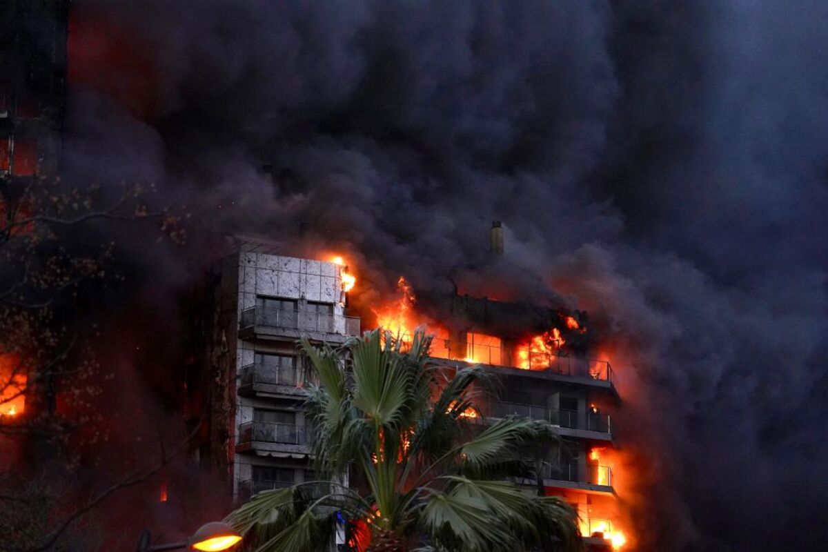Incendio declarado en un edificio de la calle Maestro Rodrigo de València  / EDUARDO MANZANA/EUROPA PRESS