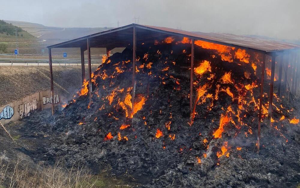 Incendio intencionado de dos millones de kilos de paja