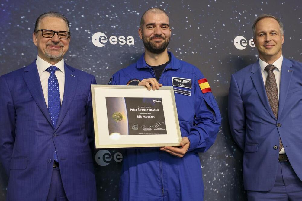 Pablo Álvarez posa durante la ceremonia de graduación en el Centro Europeo de Astronautas (EAC) en Colonia