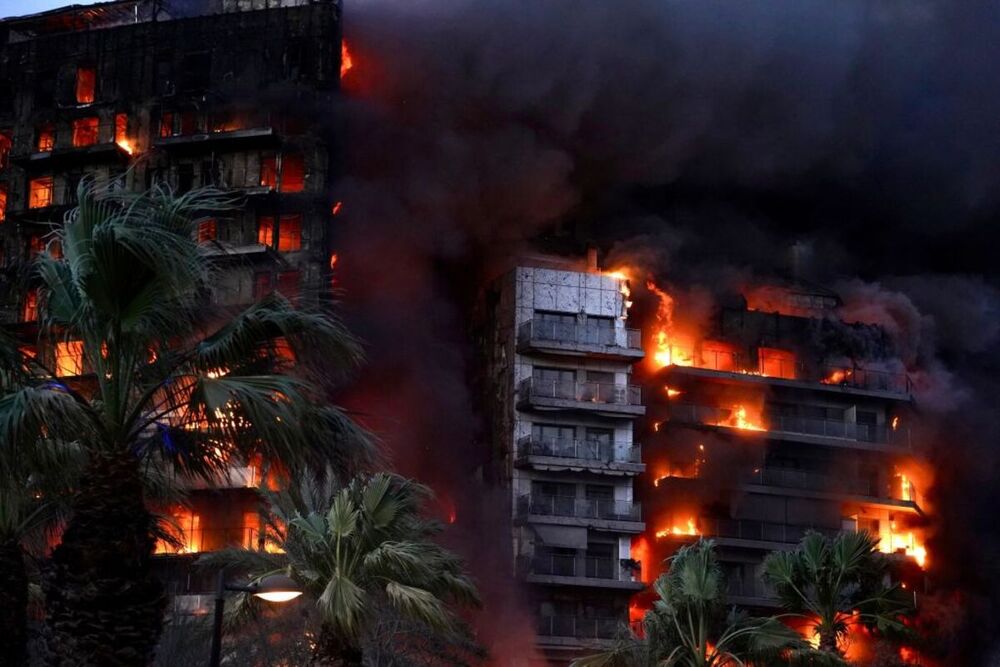 Un incendio devora un doble edificio de 14 plantas en Valencia