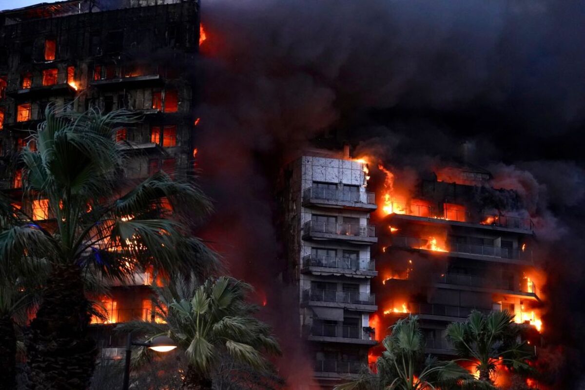 Las llamas devoran un edificio en el barrio de Campanar, a 22 de febrero de 2024, en Valencia, Comunidad Valenciana (España).   / EDUARDO MANZANA   EUROPA PRESS