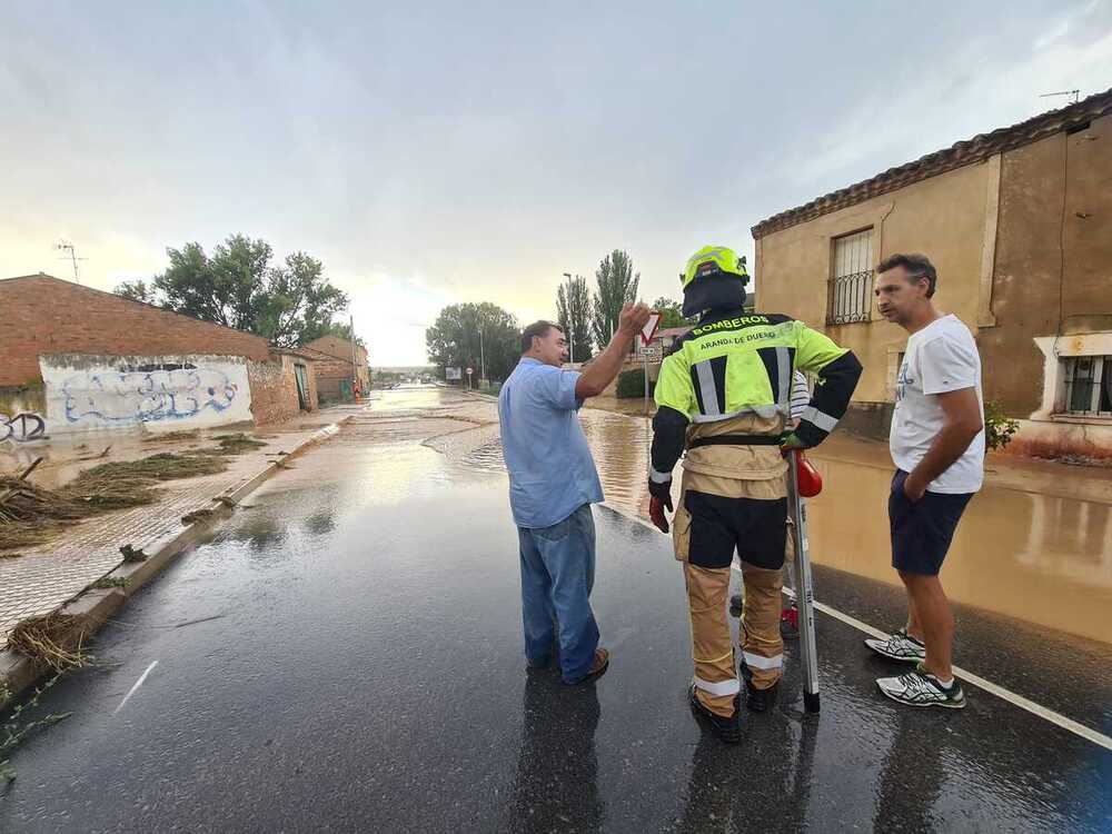 Una tromba de agua obliga a cortar la N-122 en la Ribera  / Diario de Burgos