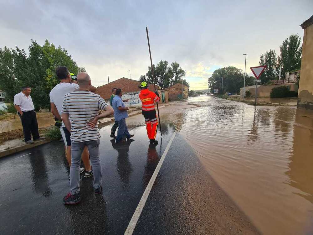 Una tromba de agua obliga a cortar la N-122 en la Ribera