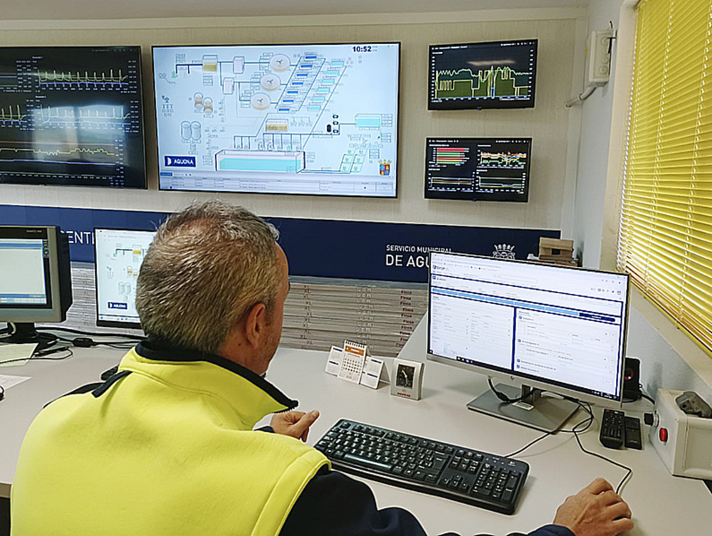 Indicadores de monitorización en tiempo real en la planta de tratamiento de agua.