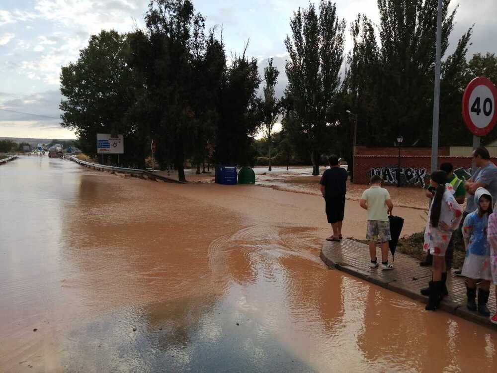 Una tromba de agua en Burgos obliga a cortar la N-122 en la Ribera e inunda Castrillo de la Vega.