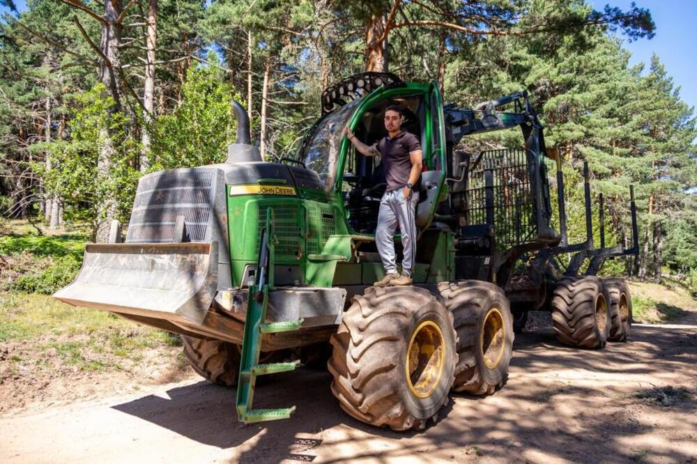 Para Diego Mediavilla el monte es su vida, lleva subido a las máquinas de la empresa de su padre y de su tío desde los 18 años, y comenzó en este mundo del 2.0 porque le gustaba su trabajo «y quería mostrarlo».