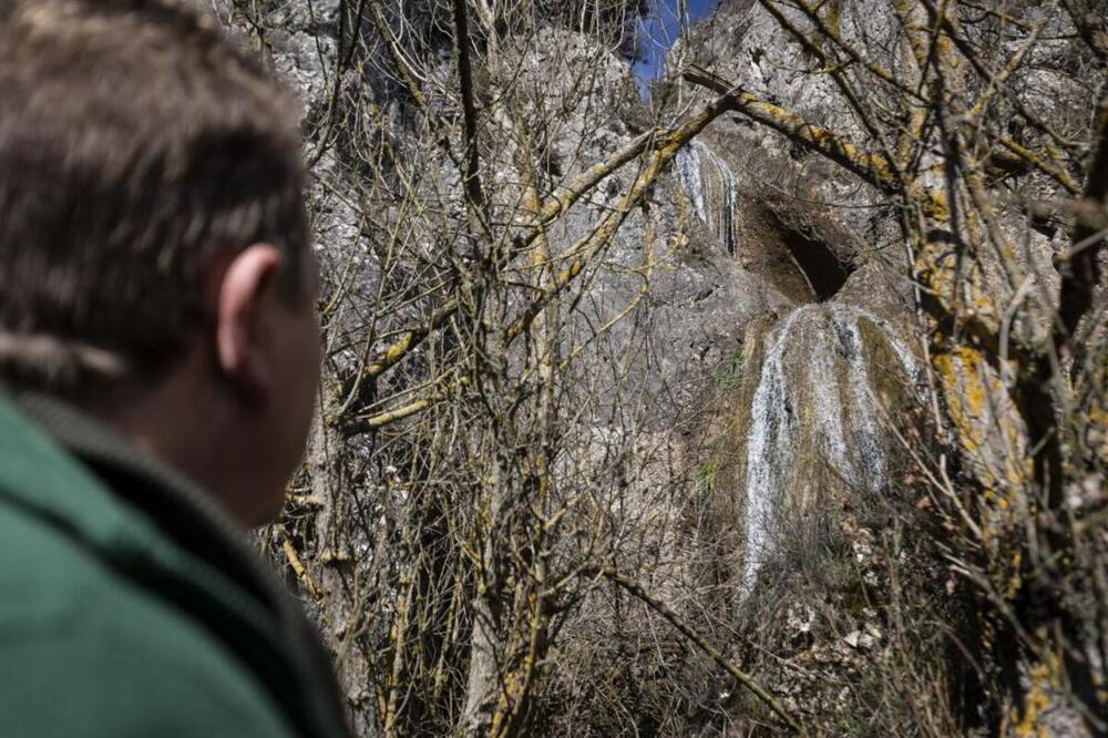 Por la cascada de Castrotoño, más pequeña y escondida, suele caer agua todo el año.