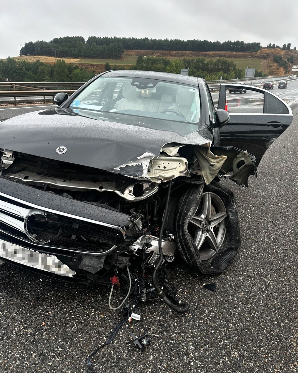 Estado en el que ha quedado el vehículo de Miki Nadal tras el aparatoso accidente sufrido en la A-1 en Burgos en dirección Vitoria.