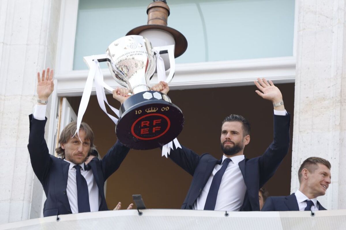 El Real Madrid recibe el trofeo de su trigésimo sexta Liga e inicia las celebraciones  / MARISCAL
