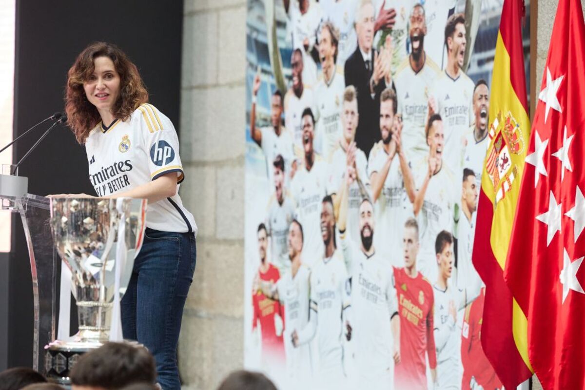 Ayuso recibe al Real Madrid por su título de campeón de la Liga de fútbol 2023-2024  / JESÚS HELLÍN  