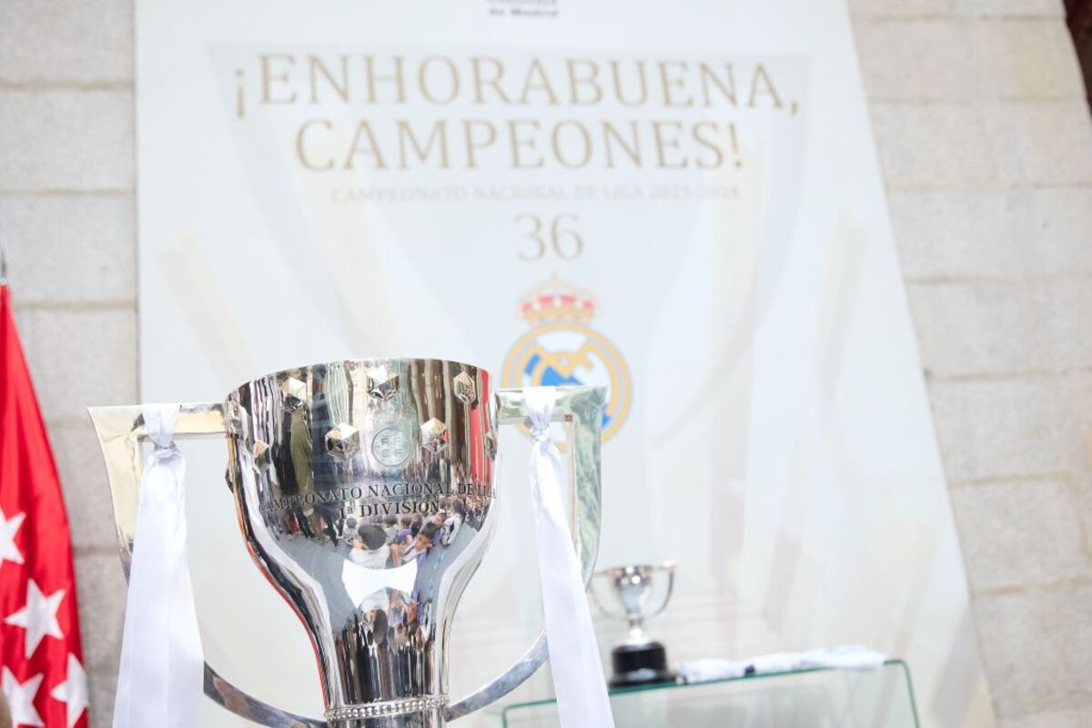 Ayuso recibe al Real Madrid por su título de campeón de la Liga de fútbol 2023-2024  / JESÚS HELLÍN  