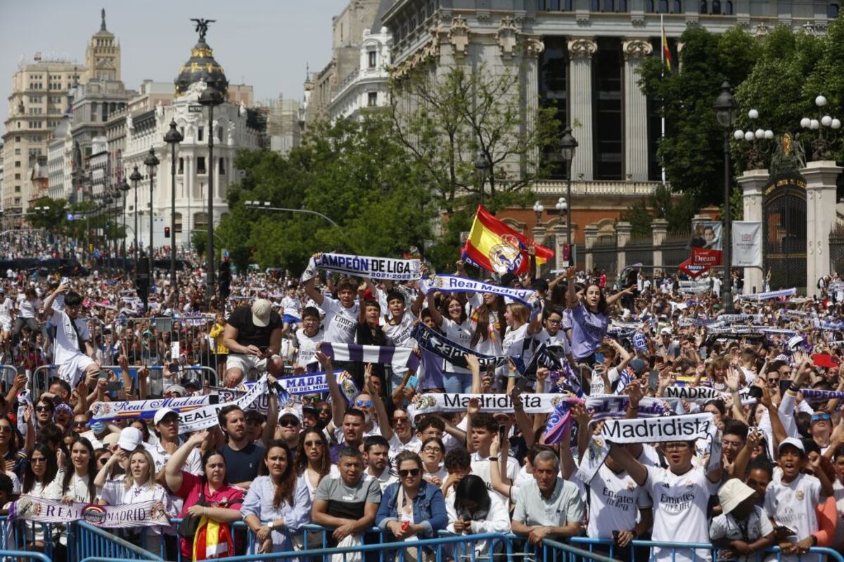 El Real Madrid recibe el trofeo de su trigésimo sexta Liga e inicia las celebraciones  / RODRIGO JIMÉNEZ
