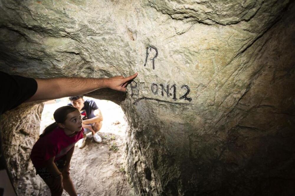 El Batallón número 12, que era una unidad de combate de la CNT que se batió en el Frente del Norte, dejó su firma en una de las oquedades.