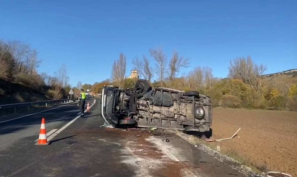 Imagen del estado en el que ha quedado la furgoneta tras el brutal impacto con el camión en la N-627.