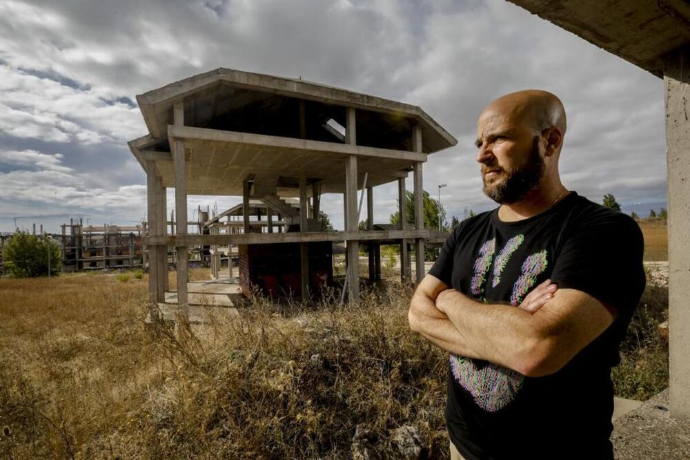 Óscar visitó ayer las ruinas de lo que iba a ser su casa camino de su pueblo de Palencia. Lo ha pasado mal y cree que la historia de la quiebra de Martinsa Fadesa aún no ha terminado.